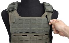 CPE SOF Plate Carrier. Pull these tabs out to undo the shoulder straps. If the cummerbund is already undone the plate carrier drops off.