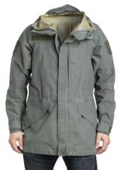 Austrian field jacket w. membrane, ECWCS model, surplus. Model height 181 cm, chest circumference 96 cm, waist circumference 88 cm. Wearing size Small Long.