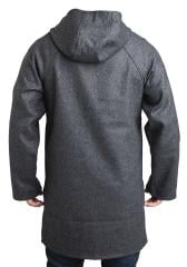 Särmä Blanket Shirt. The model's chest circumference is 46.5 inches and height 5'10, wearing size S/M.