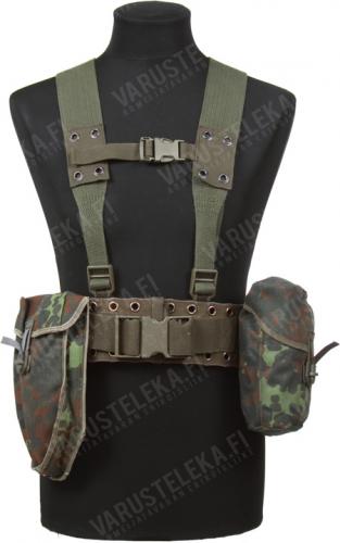BW Tri-folding e-tool, with carrier, surplus. The Flecktarn pouch here on the left. This is the most common pouch at the moment.