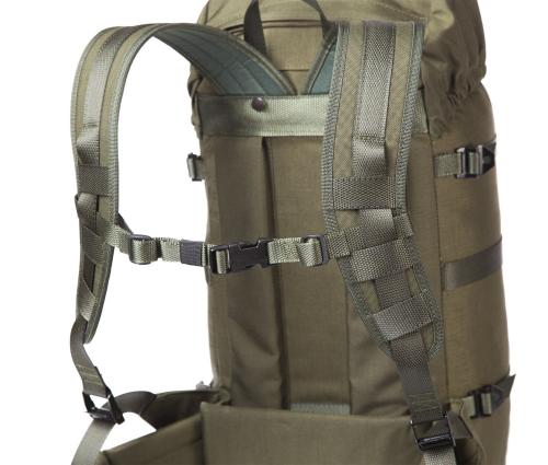 Savotta Kevyt Rajapartio rucksack. Anatomic shoulder straps and a stabilizing sternum, strap.