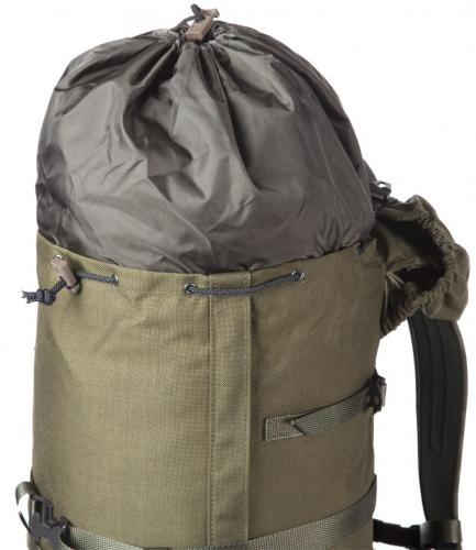 Savotta Kevyt Rajapartio rucksack. A generous closure for ease of packing.