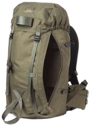 Savotta Kevyt Rajapartio rucksack. A side zipper for quick rummaging.