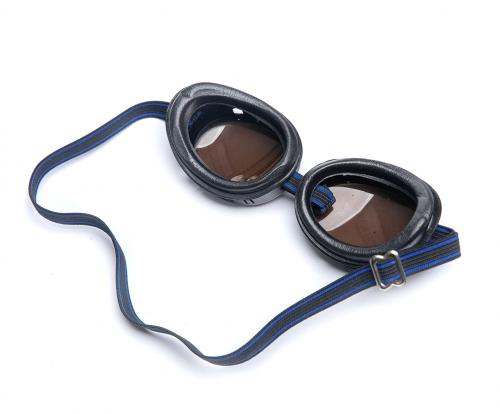 Swiss Mountain trooper goggles w. plastic case, surplus. These goggles were designed for preventing soldiers from becoming snowblind.
