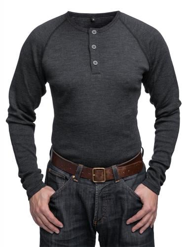 Särmä Henley Shirt, Merino Wool. This person is 175 / 100 cm, shirt size Small Regular