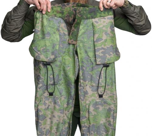 Särmä TST L4 Combat Pants. Knee heigh and leg length can be adjusted down by using these internal elastic cords.