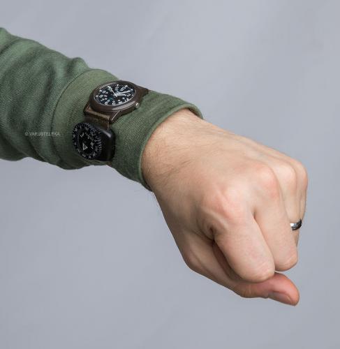 Särmä TST L2 Turtleneck Shirt, Merino Wool. The snug fitting cuffs make wearing a wrist watch on top of the cuff a very good and comfortable option.