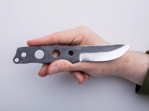 Terävä Jääkäripuukko 85 Bare Tang. The spine is ground and beveled to strike sparks from ferro rods.