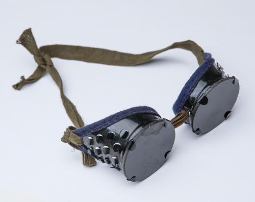 Soviet protective goggles, with dark lenses and cotton band, surplus.