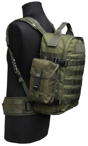 Särmä TST General Purpose Pouch M. Sopii mainiosti pienempien reppujen sivutaskuksi, kuvassa CP15 Taistelureppu. Vihreän taskun solki on kuvasta poiketen nykyään vihreä.