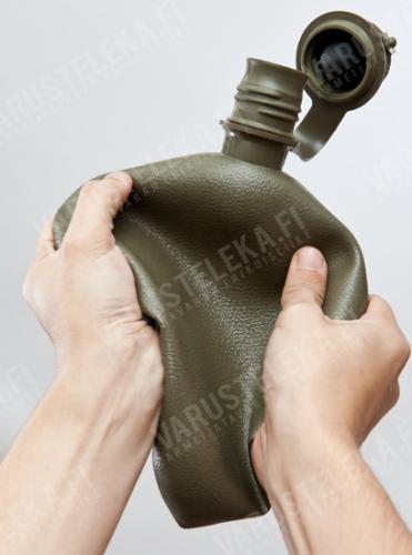 US 2 qt Canteen, olive drab, with pouch, surplus. The bottle can be stored flat when empty.