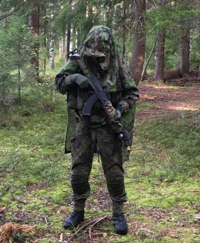 Särmä TST L7 Camouflage Cloak. To cover up your face completely just lower the mesh down.