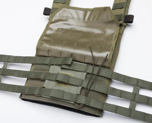 Särmä TST PC18 Plate Carrier. The PALS cummerbund attaches to a hook-and-loop base using shock cord.