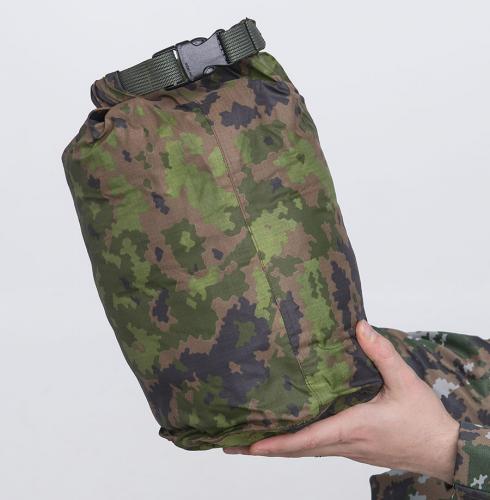 Särmä TST Dry Bag. 5L dry bag with Särmä TST L3 Loft Jacket and Trousers inside, in size Medium Regular and there´s still room to spare.