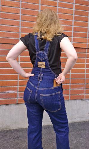 Särmä Denim Overalls. Model's height 166 cm, chest 93 cm, waist 72 cm, with size Small overalls.