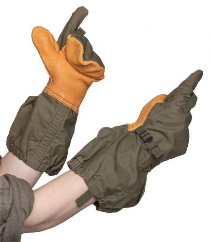 US M-1951 shell mittens with trigger finger, olive green, surplus.