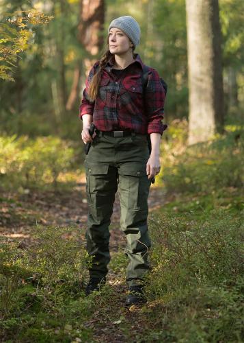 Särmä Wool Flannel Shirt. Model's height 160 cm, seat 87 cm, waist 70 cm and chest circumference 85 cm. Worn clothes are size X-Small Regular.