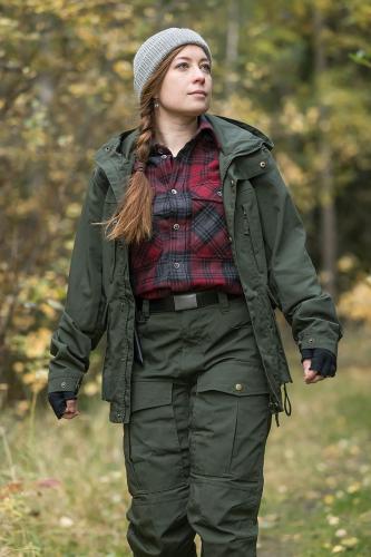 Särmä Wool Flannel Shirt. Model's height 160 cm, seat 87 cm, waist 70 cm and chest circumference 85 cm. Worn clothes are size X-Small Regular.