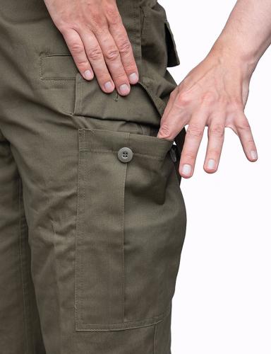Särmä 3/4 Shorts. Button closure on the cargo pockets.