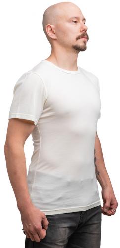 Särmä Merino Wool T-shirt. Our model's measurements are about 175 / 96 cm, wearing size Medium shirt.