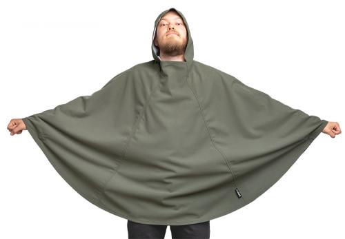 Jämä green Luhka. Model's height 175 cm, width Medium.