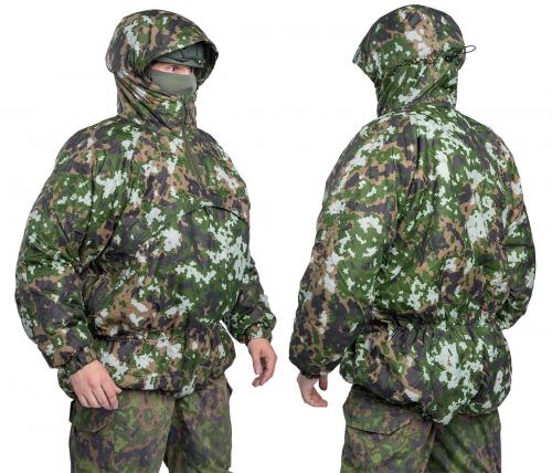Särmä TST L5 Thermal Anorak. Model's measurements 180 / 100 cm, wearing a Medium size anorak over a field uniform and plate carrier with pouches.