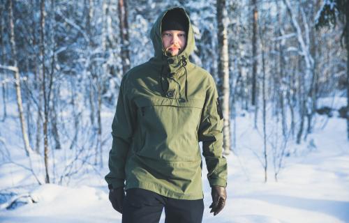 Särmä Windproof Anorak. Model's size 175 / 98 cm, with size Medium anorak worn on top of a sweater.