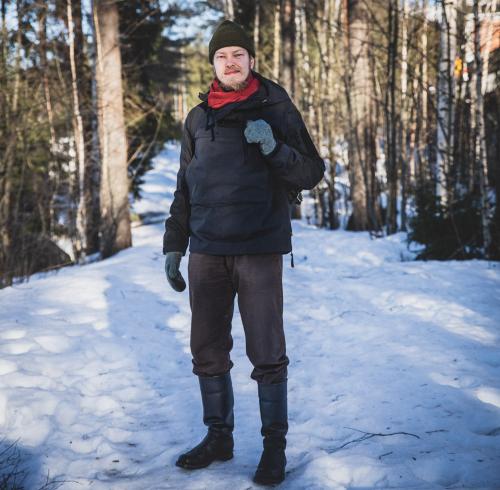 Särmä Windproof Anorak. Urban adventuring with the anorak. Model's size 175 / 98 cm, with size Medium anorak worn on top of a sweater.