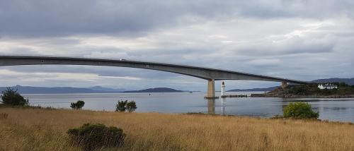 Pitkä ja korkea silta johtaa veden yli.