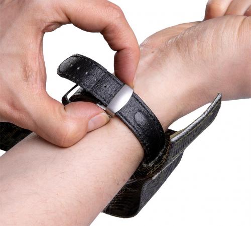 Russian Ratnik 6e4-1 watch, Digiflora. The wristband unlocks by pushing from the sides.