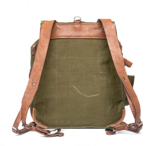 Romanian retro pack, green, surplus. Against the back there's the classic stitching pattern and double thickness fabric meant to stiffen the pack.
