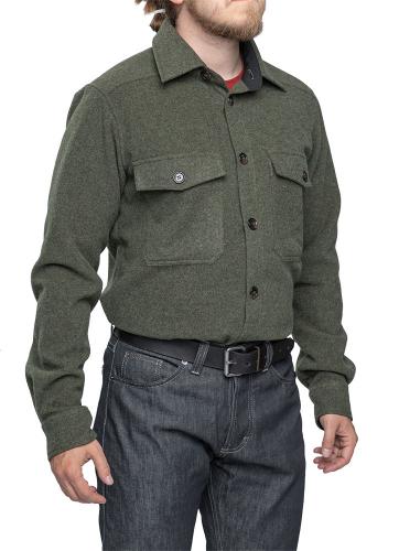 Särmä Wool Field Shirt. Model's measurements 175 / 98 cm (5' 9" / 40'), with size Medum Regular worn.