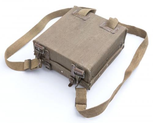 Italian TNT Case, WW2 era, surplus. The shoulder straps allow you to carry the case on your back. Comfortable it is not.