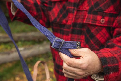 Romanian breadbag, blue, surplus. Carrying strap is adjusted with a buckle.