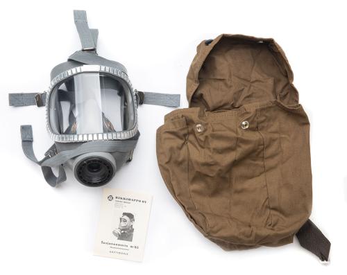 Finnish M/65 Gas Mask with Carrying Bag, Surplus. 