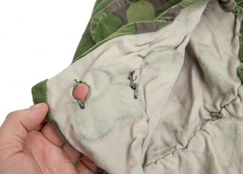 Finnish M62 Helmet Cover / Jacket Hood, Surplus. There are buttonholes at the lower edge of the hood. Some have them all around the edge, some just at the corners. You attach the hood on the buttons found under the jacket collar.