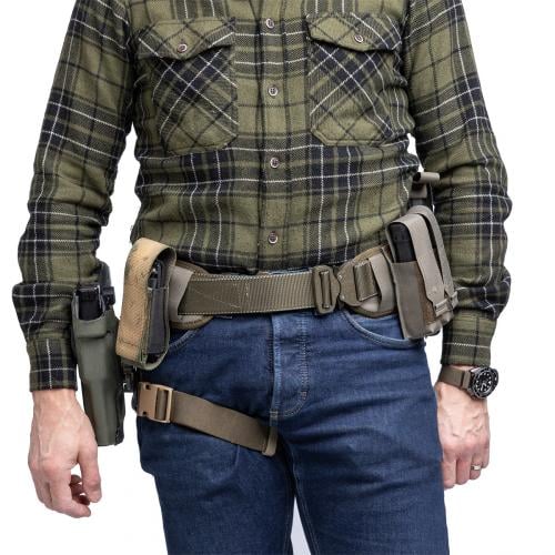 Särmä TST Battle Belt. The belt ends are supposed to remain separated in the front. About 10-15 cm (4”-6") of the duty belt will be visible. Others leave it even more open in a way that the ends are closer to the hip bones.