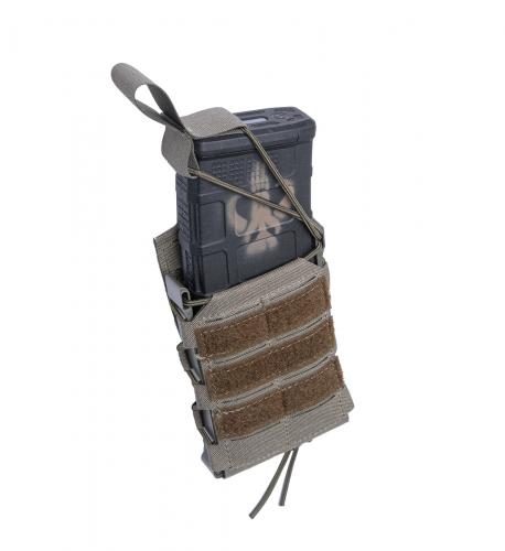 Särmä TST Rifle Magazine Pouch. You can anchor the mag in place with an elastic band, which can be attached the traditional way in the middle or on the side where it won’t be in the way when you put the mag in the pouch.