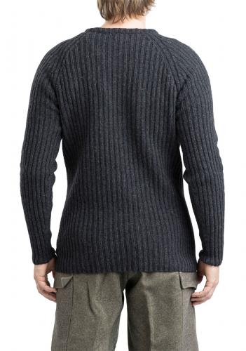 Särmä Merino Wool Sweater. The model in the picture is 175 cm (5’9”) tall, with a 98 cm (38.6”) chest and ja 86 cm (33.9”) waist. He is wearing a size M sweater.