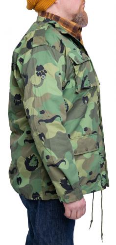 Beninese Anti-Poaching BDU Jacket, Surplus. The model is 183 cm tall, has a 116 cm chest and weighs 92 kg. He is wearing the 116 cm jacket.