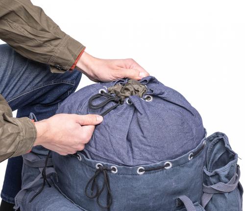 Italian Air Force Rucksack, Blue, Surplus. Repun suuaukolla on kaksi riviä purjerenkaita, joihin saa pujotettua kiristysnyörin. Nyörejä ei näyttäisi olevan mukana, mutta sellaisen väsää helposti.