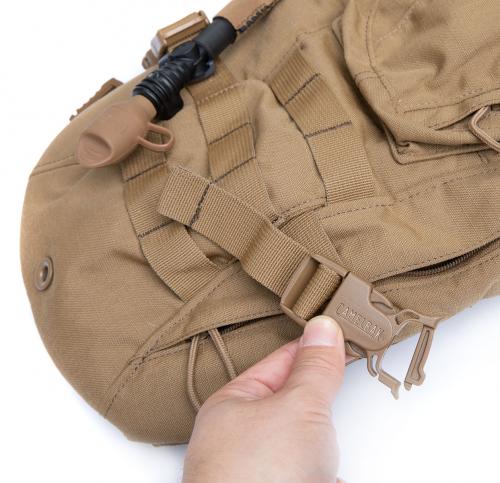 Dutch CamelBak ThermoBak hydration pack, 3L, Coyote Brown, Surplus. You can also hide the shoulder straps and attach the pack straight to your combat vest with the buckles found on the sides.