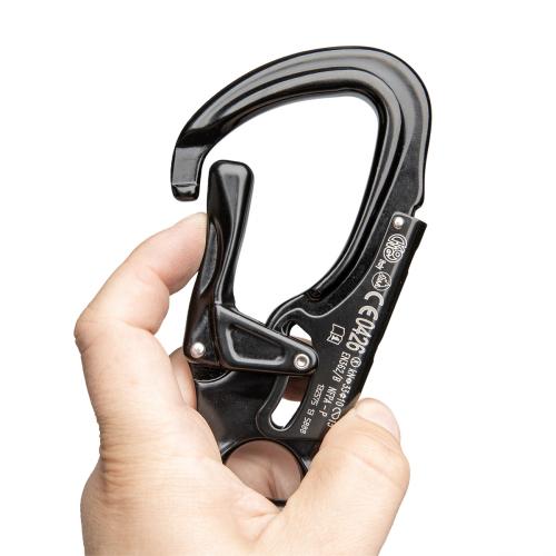 Kong Tango 715 Carabiner. Pressing the locking latch on the backside allows the gate to open. The gate closes and locks automatically.