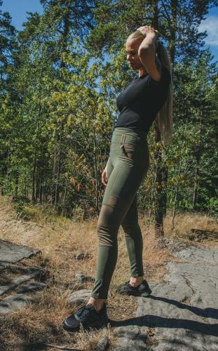 Särmä Adventure Leggings. Model is 173 cm tall with a 72 cm waist and 92 cm hips. Wearing size Small Regular.