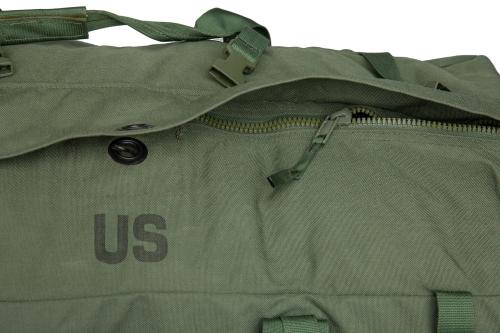 US New-Issue Duffle Bag, Surplus. A heavy-duty zipper.