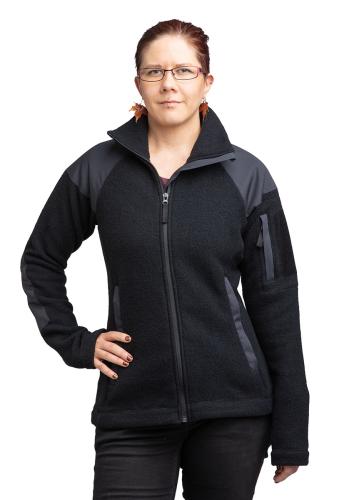 Särmä Women's Wool Fleece Jacket. Model is 170 cm tall with a 88 cm chest, 72 cm waist and 100 cm hips. Wearing size Medium Regular.