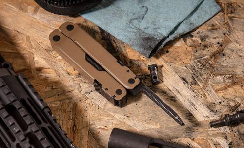 Leatherman Super Tool 300M Multi-Tool, Black.