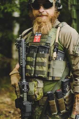 Särmä TST PC18 Plate Carrier w. Elastic Mag Pouch Cummerbund. This picture has a prototype in it. And the cummerbund is also different from the production model.