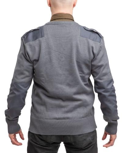 Austrian V-neck Pullover, Gray, Surplus. The models chest circumference is about 100 cm and he's wearing a size 4 shirt.