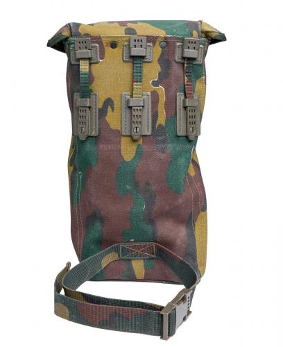 Belgian BEM 4 GP gas mask with carrying bag, surplus. On the back are provisions for attaching the case to your gear. Lower strap goes around your thigh.